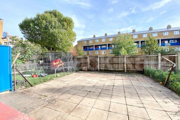 Bright & airy split level apartment with patio garden & superbly located Burbage Close , Borough/London Bridge